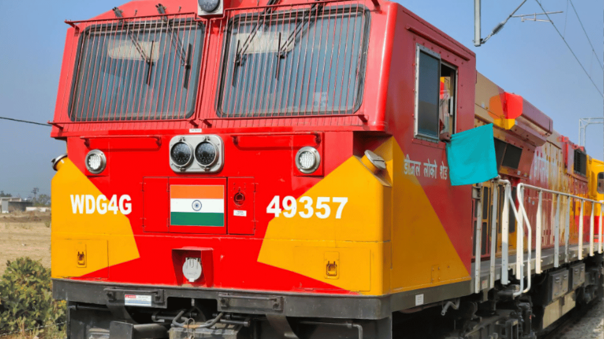 live-chori-in-train-video-of-uncle-allegedly-trying-to-flee-away-with-passengers-bag-goes-viral-watch